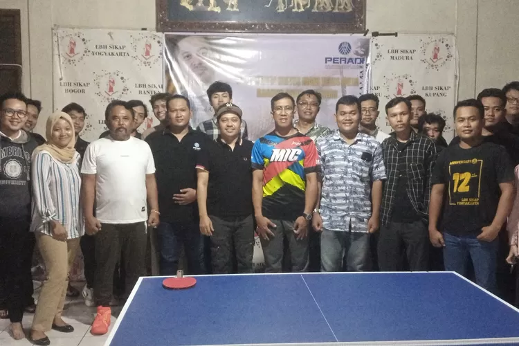  Andi Fahrul Amsal SH (tengah bertopi) saat menghadiri Tenis Meja bersama Anak Muda Millenial Calon Kuat Wamenkumham yang digelar di LBH Sikap Yogyakarta (Foto: Yusron Mustaqim)