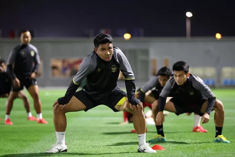 Pemain timnas Indonesia Asnawi Mangkualam ketika mengikuti latihan perdana tim di Qatar, tepatnya di Lapangan Al Egla 2, Doha, Qatar, pada Minggu (7/1/2024).  (ANTARA/Ho/PSSI)