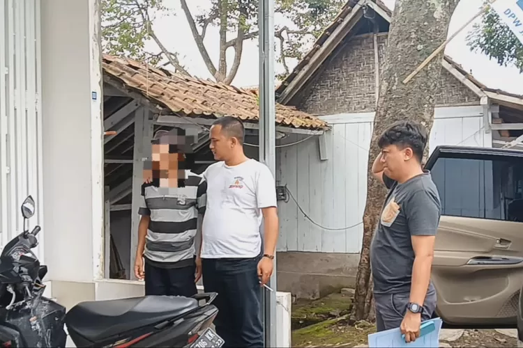 Tersangka (kiri) saat digelandang petugas Polres Salatiga.  (Foto: Dok. Humas Polres Salatiga)