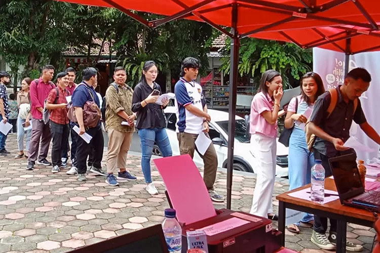 Mahasiswa UKSW  mengurus formulir pindah memilih pemilihan presiden 2024 di posko yang dibuka KPU Salatiga di kampus UKSW Salatiga.  (Dok  KPU Salatiga )