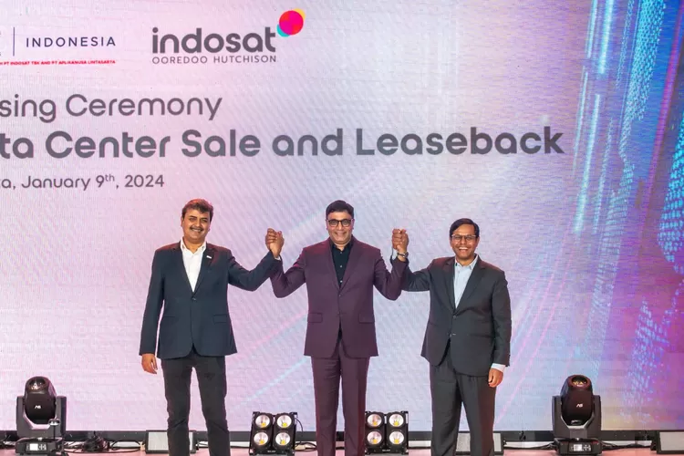 Vikram Sinha, President Director and Chief Executive Officer Indosat Ooredoo Hutchison (tengah), Mayank Srivastava, Chief Executive Officer BDx (kiri) dan Harsh Agrawal, Senior Partner I Squared Capital (kanan) saat menghadiri Closing Ceremony di Jakarta, Selasa (9/1/2024).  (Istimewa)