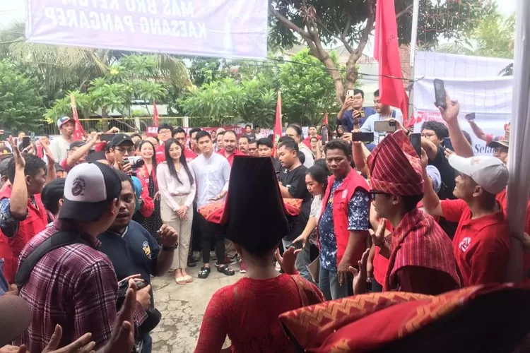Ketua Umum Partai Solidaritas Indonesia (PSI) Kaesang Pangarep saat menghadiri pertemuan bersama warga di Kebayoran Lama Jakarta, Rabu (10/1/2024).  (ANTARA/M Mardiansyah Al Afghani)