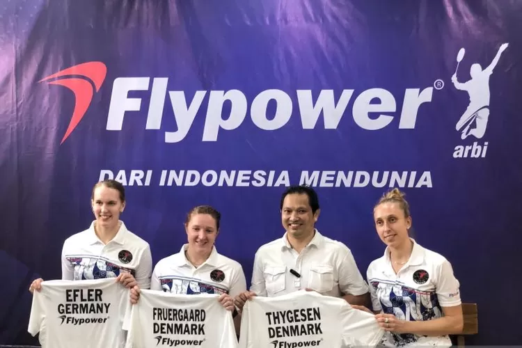 Pendiri perusahaan apparel bulu tangkis Indonesia Flypower Harijanto Arbi (dua dari kanan) saat mengumumkan kerja sama dengan tiga pebulu tangkis asal Denmark tunggal putri Mia Blichfeldt (tidak hadir) dan ganda putri Sara Thygesen (kanan)/Maiken Fruergaard (dua dari kiri) di Jakarta. (ANTARA/Zaro Ezza Syachniar)
