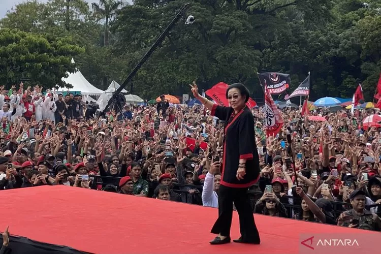  Dokumentasi-Ketua Umum PDI-Perjuangan Megawati Soekarnoputri saat mendampingi Calon Presiden (Capres) nomor urut 3 Ganjar Pranowo dalam kegiatan kampanye terbuka bertajuk &ldquo;Hajatan Rakyat&rdquo; di Lapang Tegallega, Kota Bandung, Minggu (21/1/2024).  (ANTARA/Rubby Jovan.)