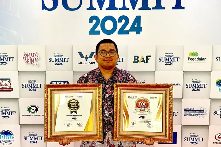 Head Media Communication JNE, Kurnia Nugraha menerima penghargaan Indonesia Brand Champion dan Indonesia TOP Digital PR Award 2019-2023 di JS Luwansa Hotel, Jakarta Selatan, Kamis (18/1/2024).  (Istimewa)