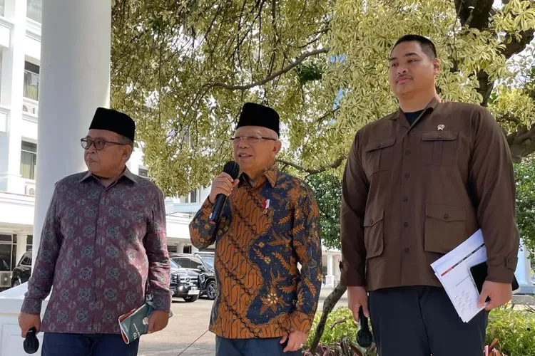 Wakil Presiden Ma'ruf Amin (tengah) menyampaikan keterangan pers di Kantor Sekretariat Wakil Presiden RI, Jakarta, pada Kamis (25/1/2024).  (ANTARA/Yashinta Difa)
