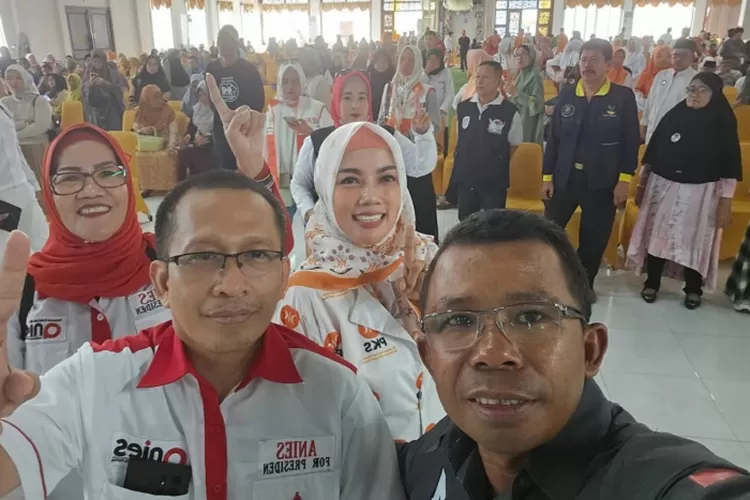 La Ode Basir selaku juru bicara Timnas AMIN foto bersama saat di Bulukamba.  (Timnas AMIN)