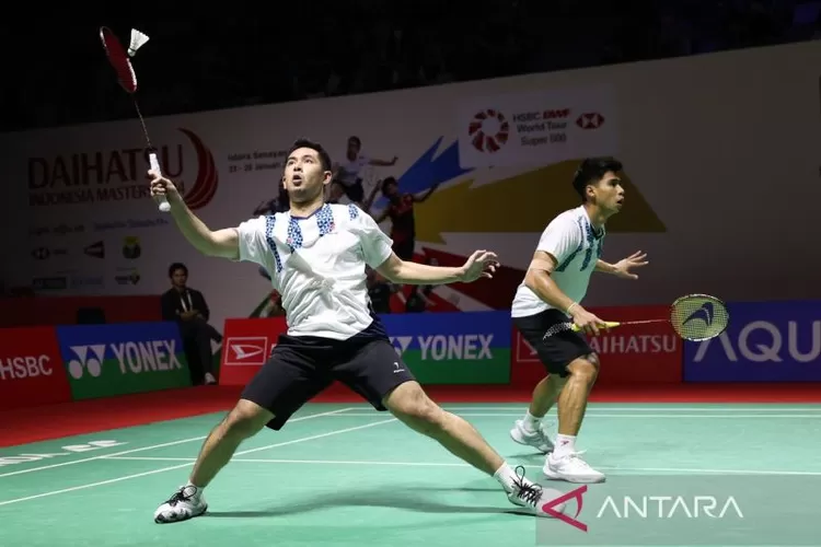 Ganda putra Indonesia Sabar Karyaman Gutama dan Moh Reza Pahlevi Isfahani saat bermain di turnamen bulutangkis Daihatsu Indonesia Masters di Istora Senayan Jakarta, Kamis (25/1/2024).  (ANTARA/HO-PBSI)