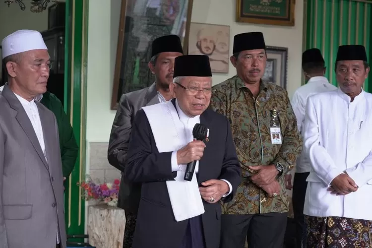 Wakil Presiden Ma'ruf Amin menyampaikan keterangan pers di sela-sela menghadiri Peringatan Haul Ke-52 K.H. Ma'shoem Ahmad, Khotmil Qur'an, Rajabiyyah, dan Harlah Ke-101 NU di Pondok Pesantren Kauman Lasem, Rembang, Jawa Tengah, Sabtu (27/1/2024).  (ANTARA/BPMI Setwapres RI)