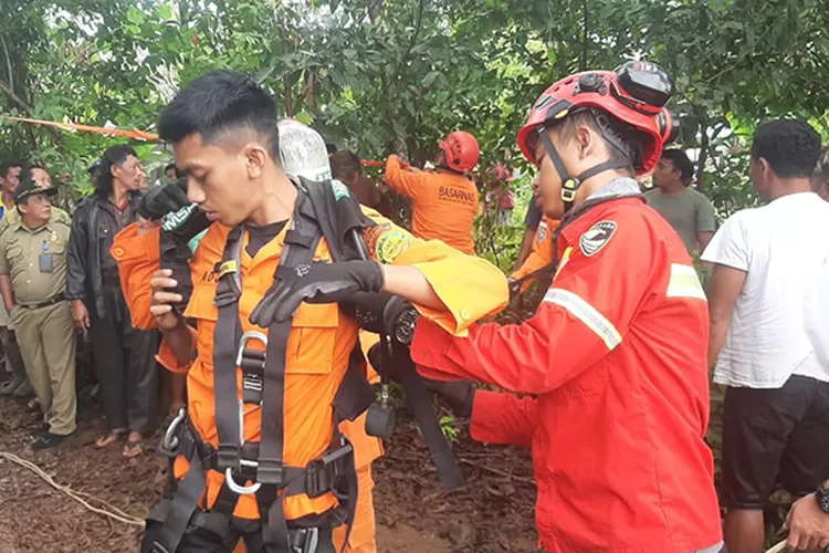 Evakuasi korban bunuh diri masuk sumur di Jepara, Jawa Tengah.  (Dok SAR Semarang)