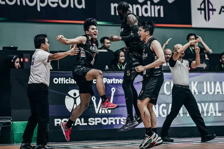 Para pemain Pacific Caesar Surabaya melakukan selebrasi usai meraih kemenangan pertama di IBL 2024. (iblindonesia.com)