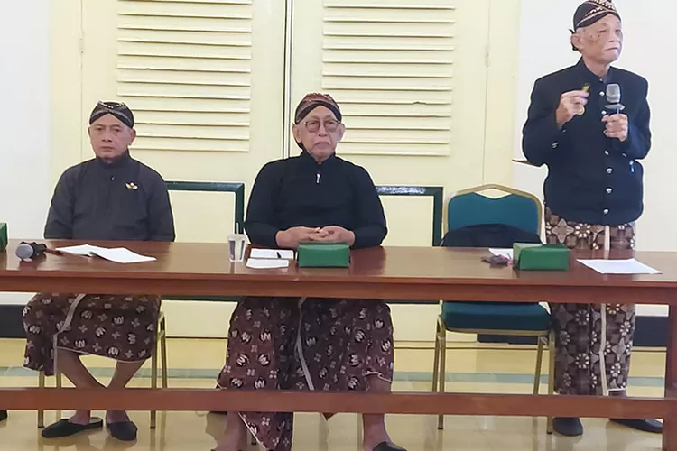 KPH Kusumoparastho memaparkan konsep Memayu Hayuning Bawana saat dialohg budaya di Pakualaman.  (Teguh Priyono)