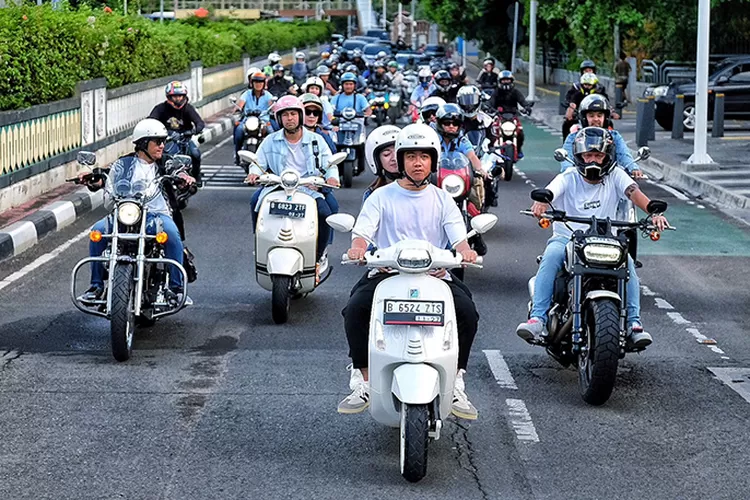 Bareng selebritis, cawapres Gibran Rakabuming Raka melakukan kegiatan Sunmori dan diroasting Kiky Saputri. (Tim Gibran)