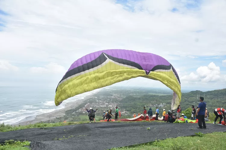 Suasana Kejuaraan Daerah (Kujurda) dan Open Paralayang 2024 di Bukit Paralayang Watu Gupit  (Dinas Pariwisata DIY)