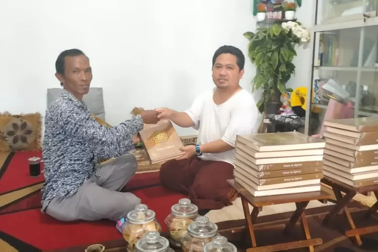 Bantuan  Mushaf Quran disalurkan kepada santri. (Foto: dokumentasi)