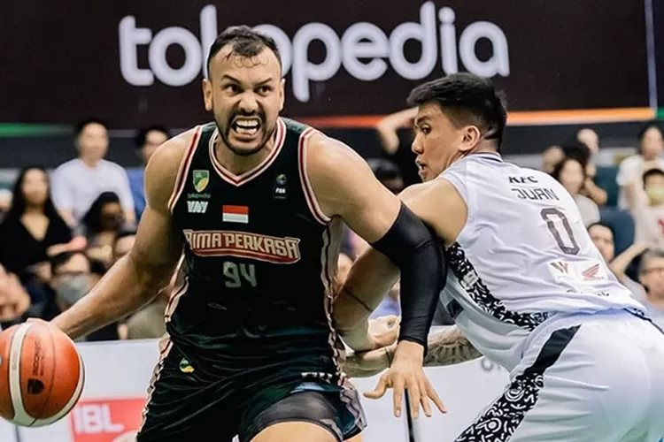 Pemain Bima Perkasa Jogja (kiri) berusaha melewati pemain Satria Muda pada IBL 2024. (Instagram @bimaperkasajgj)