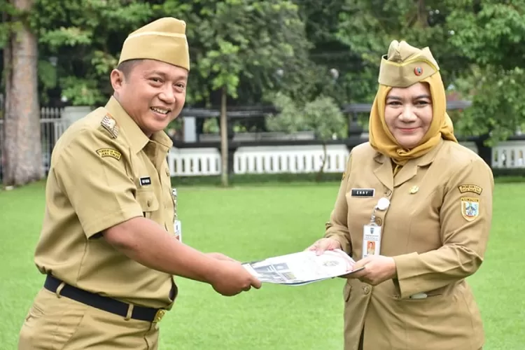 Pj Walikota Salatiga, Yasip Khasani saat Apel Luar Biasa dan penyerahan penghargaan yang diterima Kota Salatiga.  (Dok Prokompim Setda Salatiga )