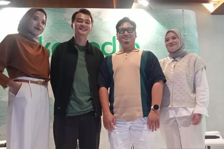 Vice President of Marketing and Brand Strategy merek fesyen Benang Jarum, Kanya Trihapsari (kiri) Head of Fashion Category Developtment Tokopedia, Aldhy Darmayo (kedua dari kiri) usai kegiatan konferensi pers yang berlangsung di Jakarta Selatan pada Rabu (7/2/2024).  (ANTARA/Farhan Arda Nugraha)