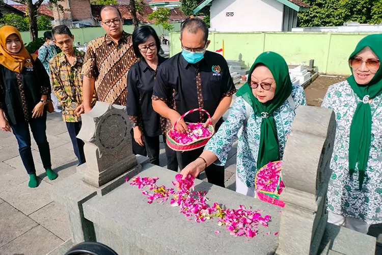 Ketua PWI DIY dan Ketua IKWI DIY menabur bunga di makam Ki Hajar Dewantara saat ziarah dalam rangka HPN 2024.  (Dok PWI DIY)