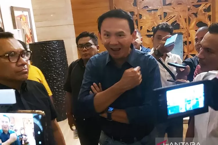 Basuki Tjahaja Purnama saat memberikan keterangan di Kota Kupang, NTT, Rabu (7/2/2024).  (ANTARA/Kornelis Kaha)