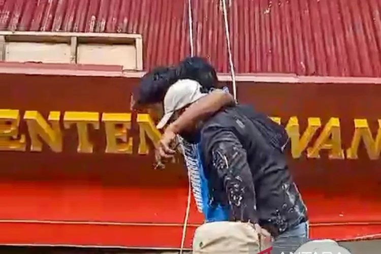 Tangkapan layar - Korban dipapah rekan kerjanya usai terjatuh saat kanopi Klenteng Kwong Kong rubuh di Jalan Sulawesi, Kecamatan Wajo, Makassar, Sulawesi Selatan.  (ANTARA/Darwin Fatir)