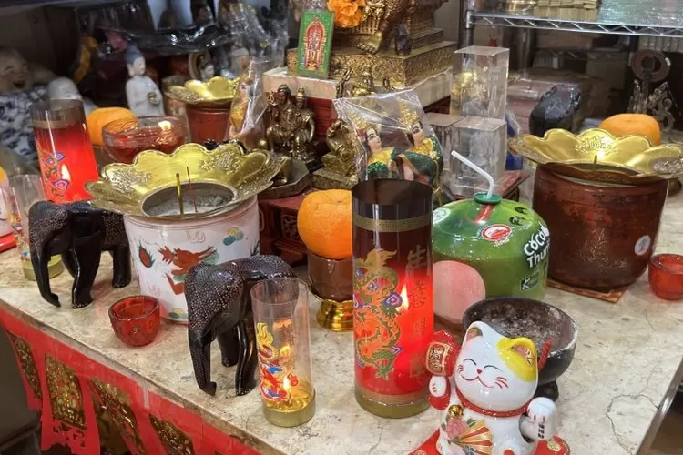 Ragam dekorasi untuk perayaan Imlek dari salah satu penjual di Pasar Glodok, Jakarta Barat pada Jumat siang (9/2/2024).  (ANTARA/Vinny Shoffa Salma)