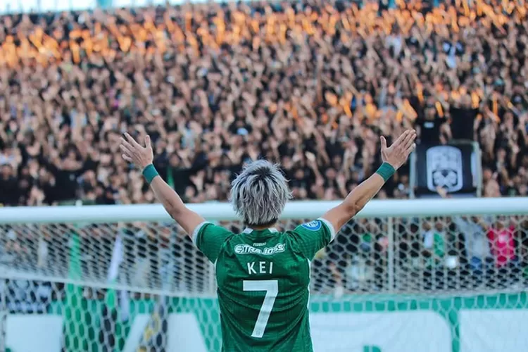 Pemain asing asal Jepang Kei Sano di depan suporter PSS Sleman. (Instagram @kei_sano0403)