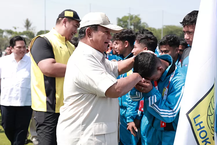 Capres Prabowo menyalami pemain sepakbola muda dari Lhoksumawe. (Tim Prabowo)