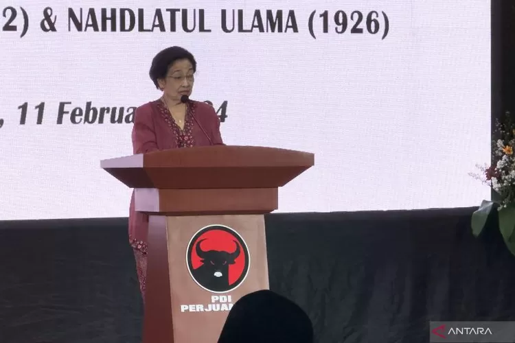 Presiden ke-5 RI Megawati Soekarnoputri saat memberikan sambutan dalam acara "Perayaan Isra Mikraj 1445 Hijriah serta Tasyakuran Penganugerahan Penghargaan ZAHF Tahun 2024 kepada Muhammadiyah dan NU&rdquo; di kawasan Jagakarsa, Jakarta, Minggu (11/2/2024).  (ANTARA/Rio Feisal)