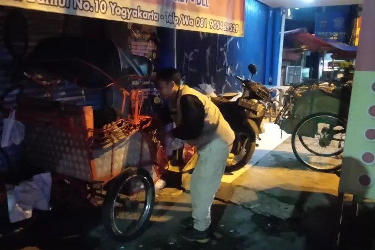 Relawan N.E.R membagikan nasi bungkus kepada tukang becak di Jalan Bantul, Sabtu (10/2/2024) malam.  (Istimewa)