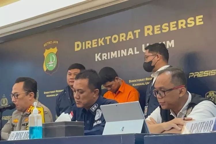 Tersangka YA tertunduk saat konferensi pers di Direktorat Reserse Kriminal Umum Polda Metro Jaya, Jakarta Selatan, Senin (12/2/2024).  (ANTARA/Lifia Mawaddah Putri)