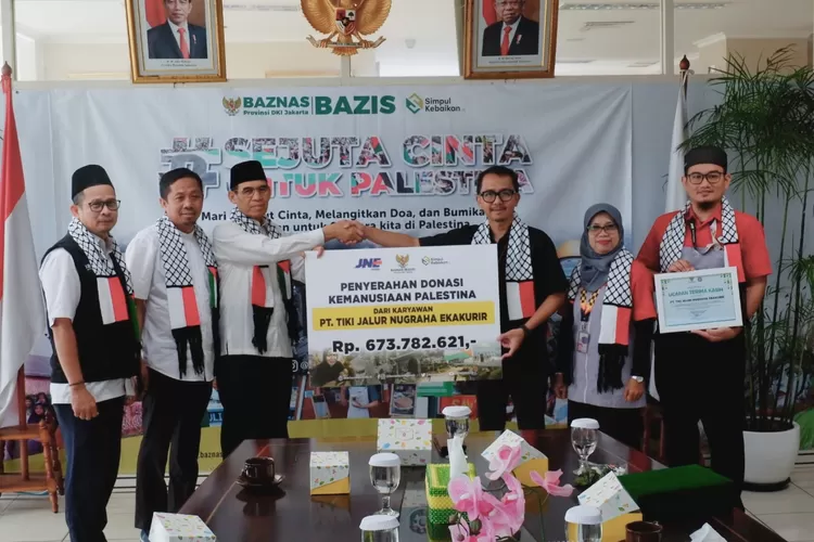 Penyerahan Donasi kemanusiaan Palestina dari Srikandi dan Ksatria JNE yang diserahkan oleh Hary Purnama selaku Head Employee Engagement JNE (tengah kanan) kepada Dr. KH A. Nur Alam Bachtiar selaku Wakil Ketua 1 Bidang Pengumpulan Baznas DKI Jakarta(tengah kiri) pada Rabu (24/1/2024).  (Istimewa)