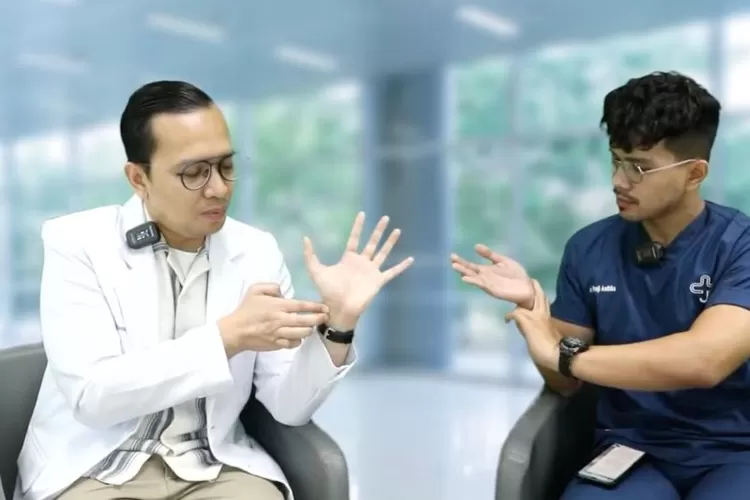 Tangkapan layar - Spesialis Jantung dan Pembuluh Darah Konsultan Elektrofisiologi (Aritmia) RSUD Tarakan dr. Sebastian A. Manurung, Sp. JP(K) (kiri) memberikan paparan mengenai jantung di YouTube RSUD Tarakan.  (ANTARA/Pamela Sakina)