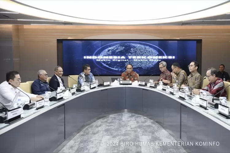  Arsip Foto - Menkominfo Budi Arie Setiadi, Dirjen Aplikasi Informatika Semuel Abrijani Pangerapan dan Dirjen Informasi dan Komunikasi Publik Usman Kansong memimpin Rapat Koordinasi Komunikasi Publik dan Sosialisasi Pemilu Damai di  Jakarta, Selasa (30/01/2024).  (ANTARA/HO Kemenkominfo)
