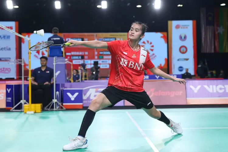 Tunggal putri Indonesia Stephanie Widjaja saat melakoni pertandingan fase grup terakhir pada Badminton Asia Team Championships (BATC) 2024 di Selangor, Malaysia, Kamis (15/2/2024).  (ANTARA/PP PBSI)