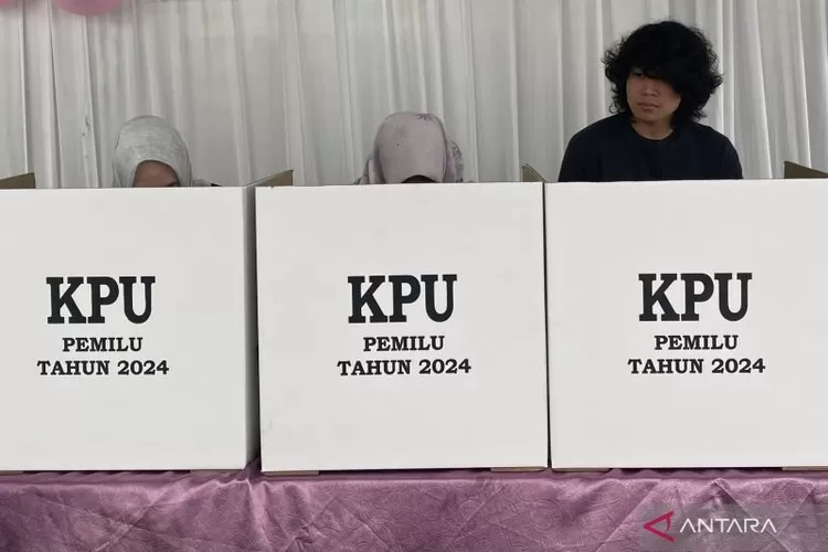 Ilustrasi .Seorang pemilih pemula, Arsa (kanan), menggunakan hak suaranya untuk pertama kali di TPS 066, Kelurahan Cilandak Timur, Jakarta Selatan pada Rabu (14/2/2024).  (ANTARA/Hreeloita Dharma Shanti)