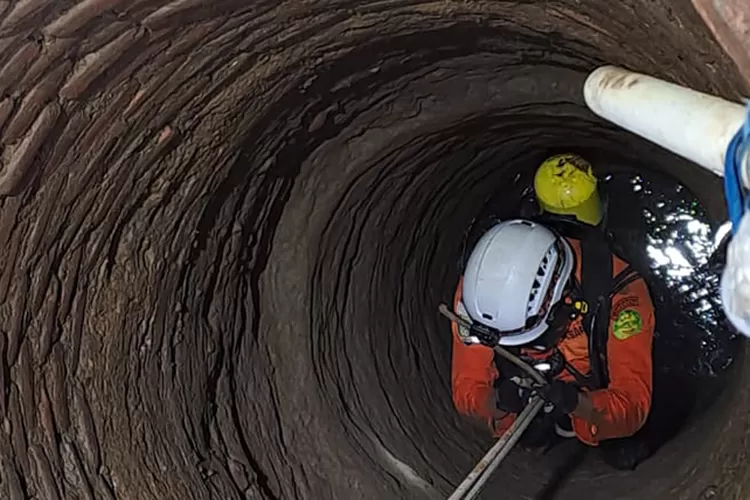 Evakuasi korban meninggal jatuh saat menguras sumur di Tegal.  (Dok SAR Semarang )