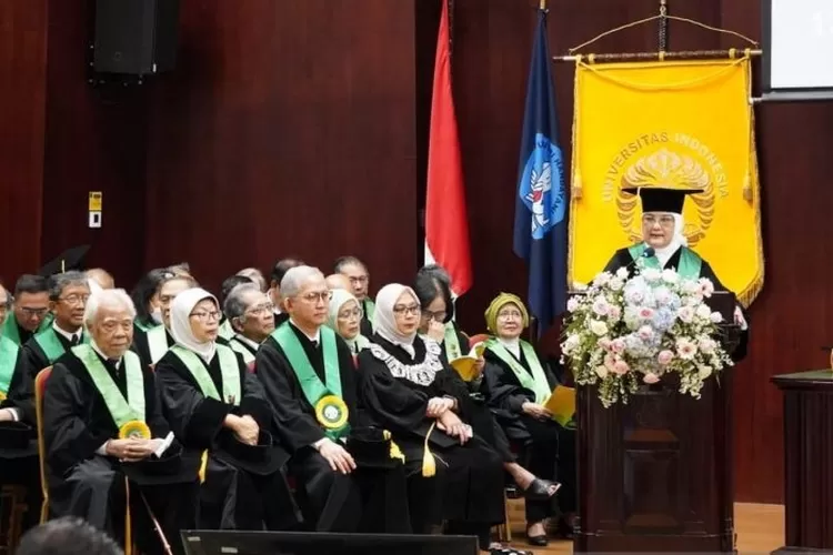 Prof Dr dr Erlina Burhan saat dikukuhkan sebagai Guru Besar Tetap dalam Bidang Ilmu Pulmonologi dan Kedokteran Respirasi Fakultas Kedokteran Universitas Indonesia (FKUI) di Aula FKUI Jakarta, Sabtu (17/2/2024)  (ANTARA/HO-FKUI)