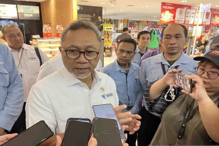 Menteri Perdagangan (Mendag) Zulkifli Hasan memberi keterangan usai meninjau harga beras di salah satu pusat perbelanjaan Transmart Mall Kota Kasablanka di Jakarta, Senin (19/2/2024).  (ANTARA/Harianto )