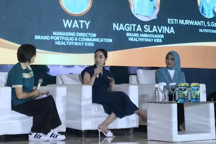 Aktris Nagita Slavina (tengah) saat gelar wicara di Jakarta, Senin.  (ANTARA/ Putri Hanifa)