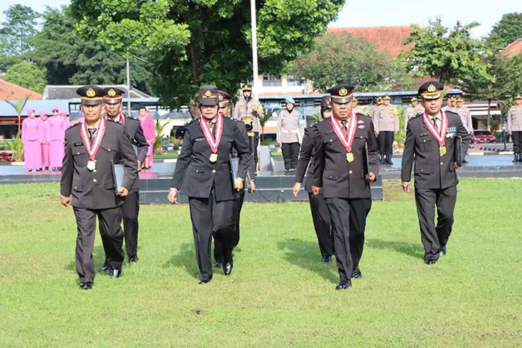 Pelepasan 7 Perwira Polres Salatiga oleh Kapolres AKBP Aryuni Novitasari.  (Dok Humas Polres Sakatiga )