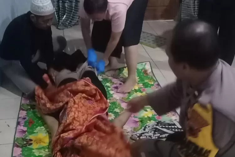 Kondisi korban dan petugas Kepolisian Polsek Bawen.  (Foto: Dok Polres Semarang)