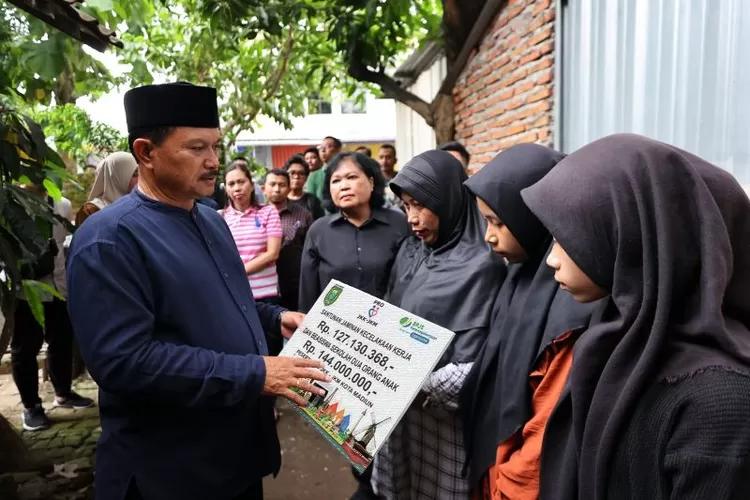 Arsip - Wali Kota Madiun Maidi saat menyerahkan santunan secara simbolis kepada ahli waris keluarga Almarhum Sugiyono, anggota Satlinmas Kota Madiun yang meninggal dunia saat menjalankan tugas mengamankan pemungutan dan penghitungan suara Pemilu 2024, Rabu (14/2/2024).  (ANTARA/HO-Diskominfo Kota Madiun)