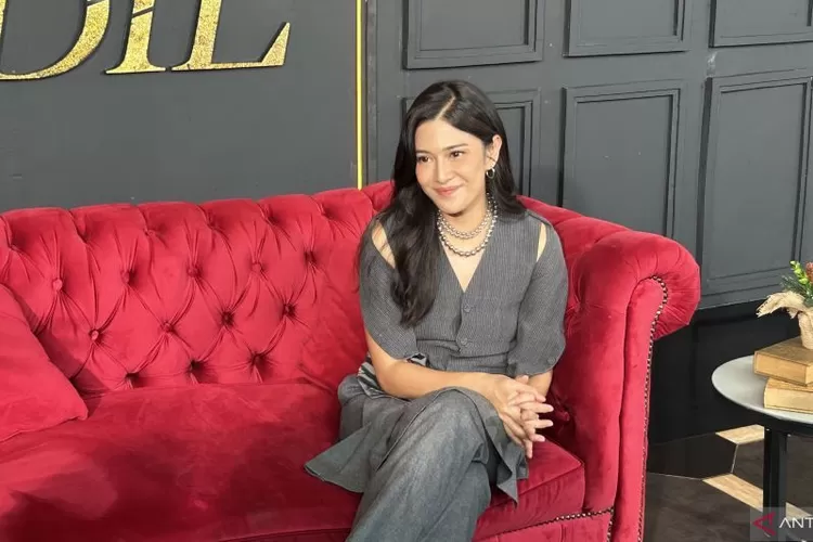 Aktris Dian Sastrowardoyo saat ditemui dalam sesi wawancara khusus di kawasan Menteng, Jakarta Pusat, Kamis (22/2/2024). ( ANTARA/Vinny Shoffa Salma)