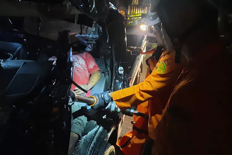 Evakuasi korban kecelakaan mobil pikap di Tambak Aji Semarang.  (Dok SAR Semarang )