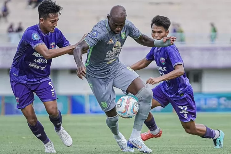 Laga Persebaya Surabaya melawan tuan rumah Persita Tangerang pada BRI LIga 1. (Instagram @officialpersebaya)