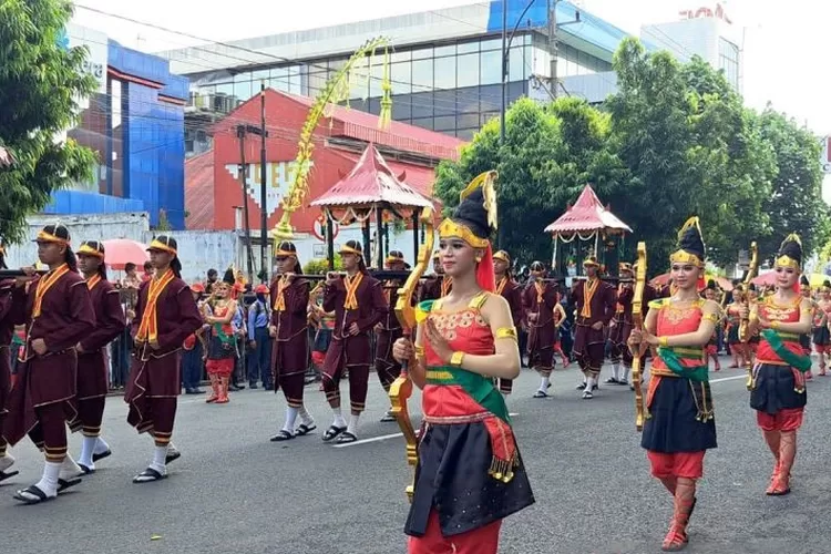 Pasukan pembawa empat pusaka kebesaran Banyumas melintas di Jalan Jenderal Soedirman, Purwokerto, Minggu (25/2/2024), pada prosesi Kirab Pusaka dalam rangkaian peringatan Hari Jadi Ke-453 Kabupaten Banyumas.  (ANTARA/Sumarwoto)