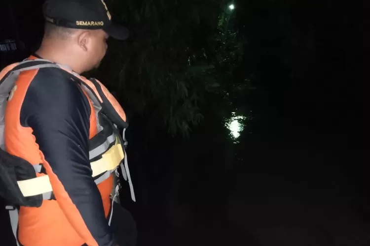 Pencarian korban yang hanyut dilakukan pada malam hari.  (Dokumen Basarnas)
