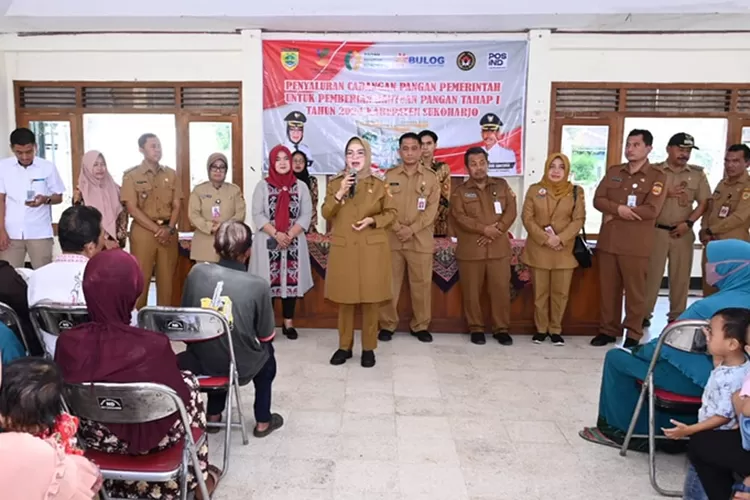 Bupati Sukoharjo Etik Suryani saat penyaluran CPP.  (Wahyu imam ibadi)