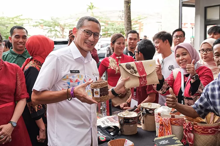 Menparekraf melihat stan ekraf pada workshop di Singkawang.  (Dok Kemparekraf)